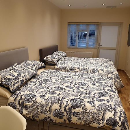 London Luxury Apartments 3 Bedroom Sleeps 8 With 3 Bathrooms 4 Mins Walk To Tube Free Parking Ilford Eksteriør billede