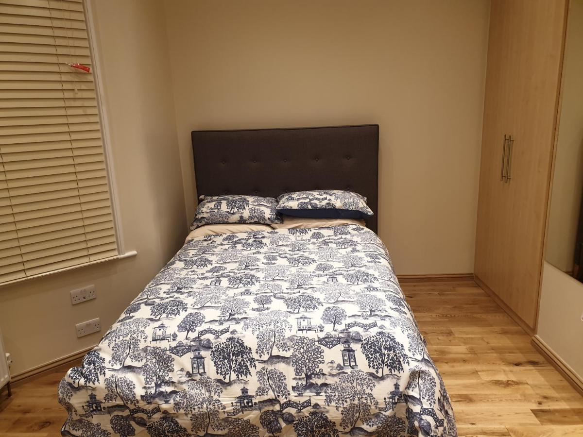 London Luxury Apartments 3 Bedroom Sleeps 8 With 3 Bathrooms 4 Mins Walk To Tube Free Parking Ilford Eksteriør billede