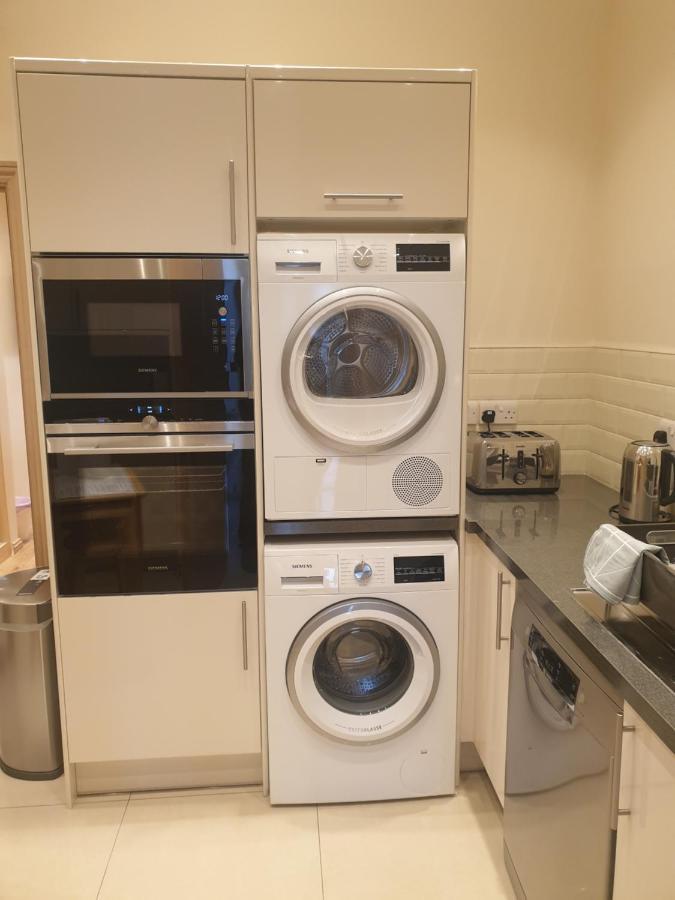 London Luxury Apartments 3 Bedroom Sleeps 8 With 3 Bathrooms 4 Mins Walk To Tube Free Parking Ilford Eksteriør billede