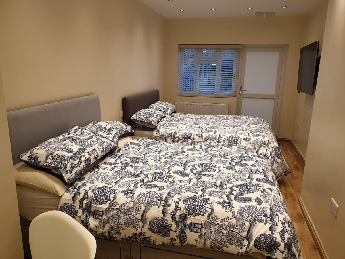 London Luxury Apartments 3 Bedroom Sleeps 8 With 3 Bathrooms 4 Mins Walk To Tube Free Parking Ilford Eksteriør billede