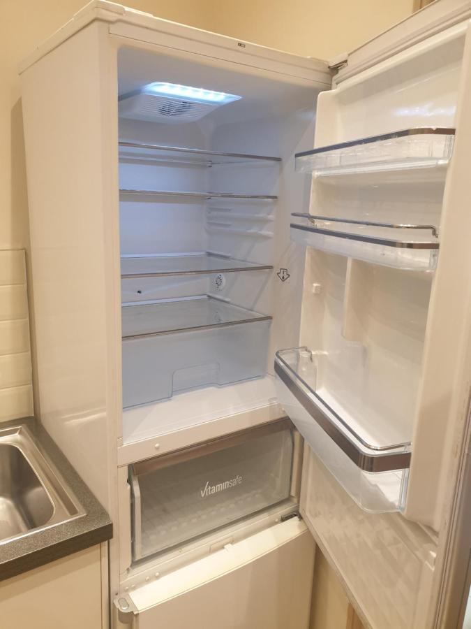 London Luxury Apartments 3 Bedroom Sleeps 8 With 3 Bathrooms 4 Mins Walk To Tube Free Parking Ilford Eksteriør billede