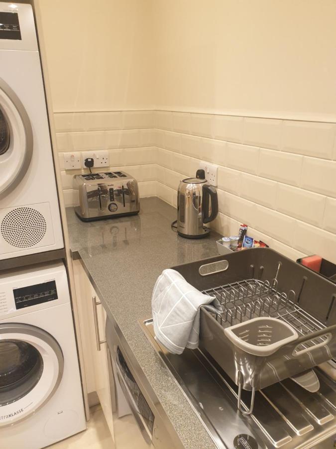 London Luxury Apartments 3 Bedroom Sleeps 8 With 3 Bathrooms 4 Mins Walk To Tube Free Parking Ilford Eksteriør billede