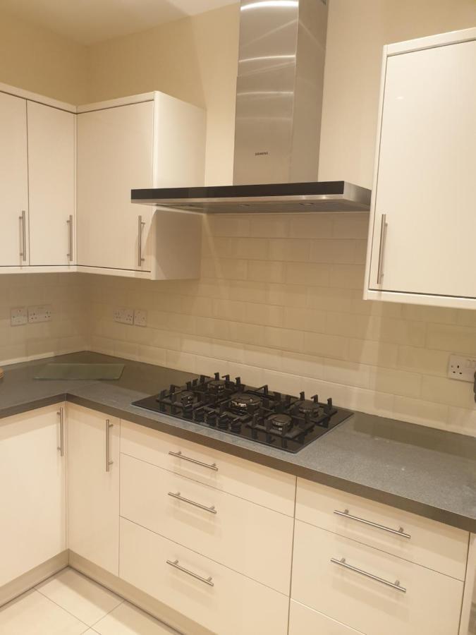 London Luxury Apartments 3 Bedroom Sleeps 8 With 3 Bathrooms 4 Mins Walk To Tube Free Parking Ilford Eksteriør billede