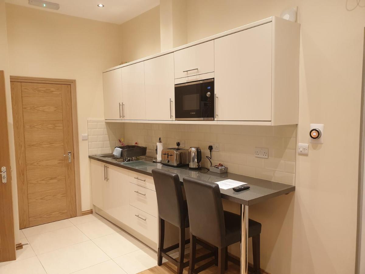 London Luxury Apartments 3 Bedroom Sleeps 8 With 3 Bathrooms 4 Mins Walk To Tube Free Parking Ilford Eksteriør billede