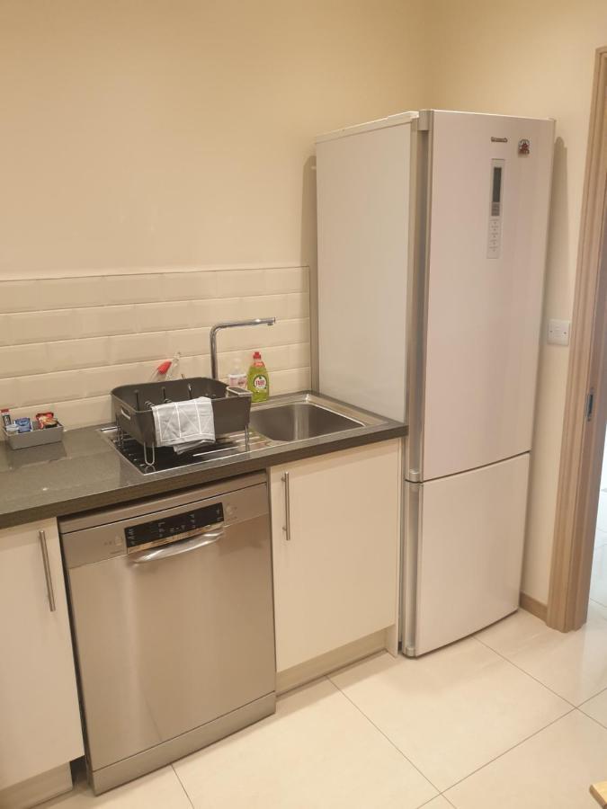 London Luxury Apartments 3 Bedroom Sleeps 8 With 3 Bathrooms 4 Mins Walk To Tube Free Parking Ilford Eksteriør billede