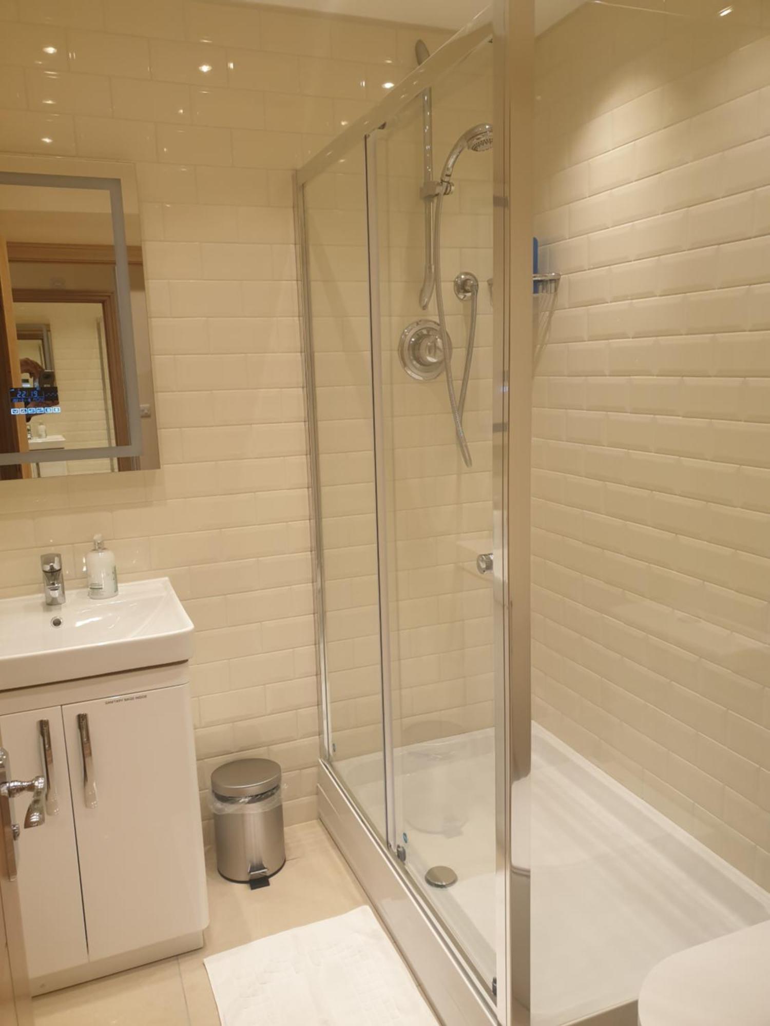 London Luxury Apartments 3 Bedroom Sleeps 8 With 3 Bathrooms 4 Mins Walk To Tube Free Parking Ilford Eksteriør billede