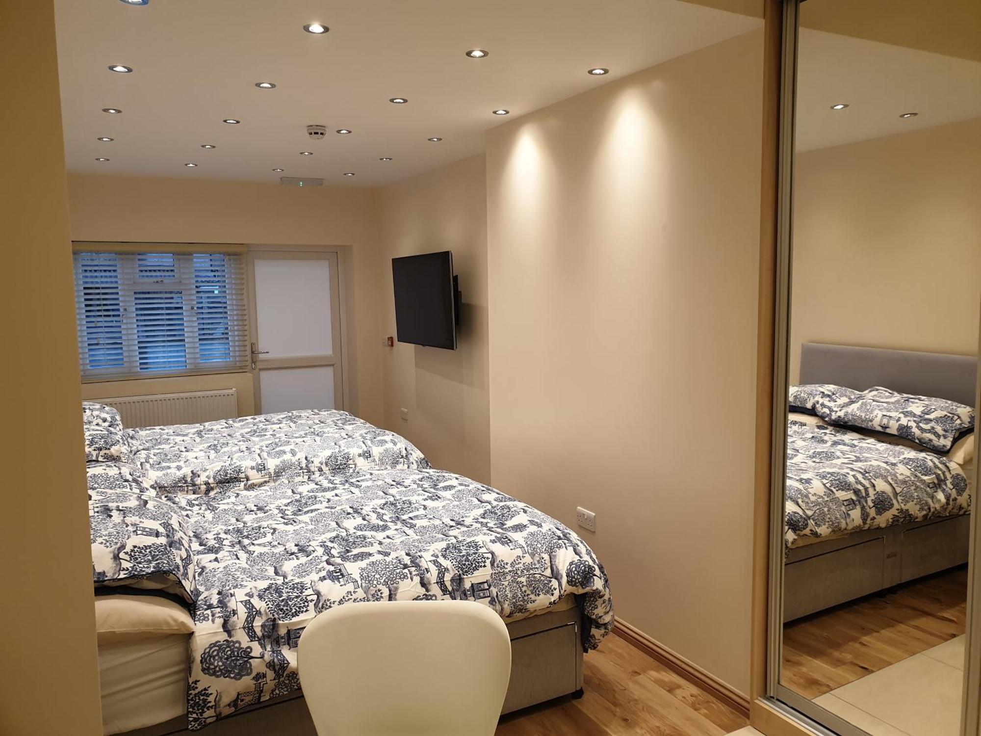 London Luxury Apartments 3 Bedroom Sleeps 8 With 3 Bathrooms 4 Mins Walk To Tube Free Parking Ilford Eksteriør billede