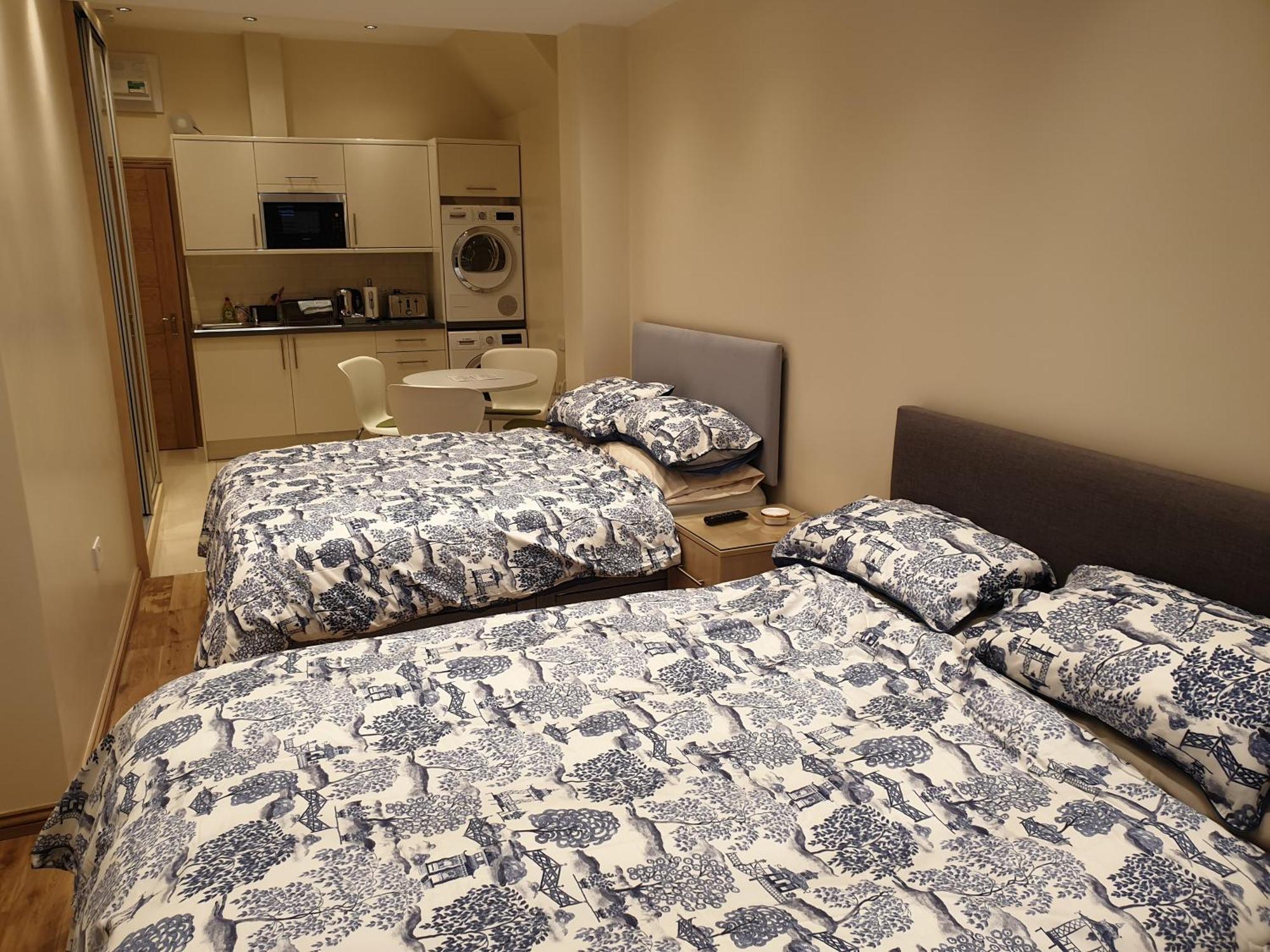 London Luxury Apartments 3 Bedroom Sleeps 8 With 3 Bathrooms 4 Mins Walk To Tube Free Parking Ilford Eksteriør billede