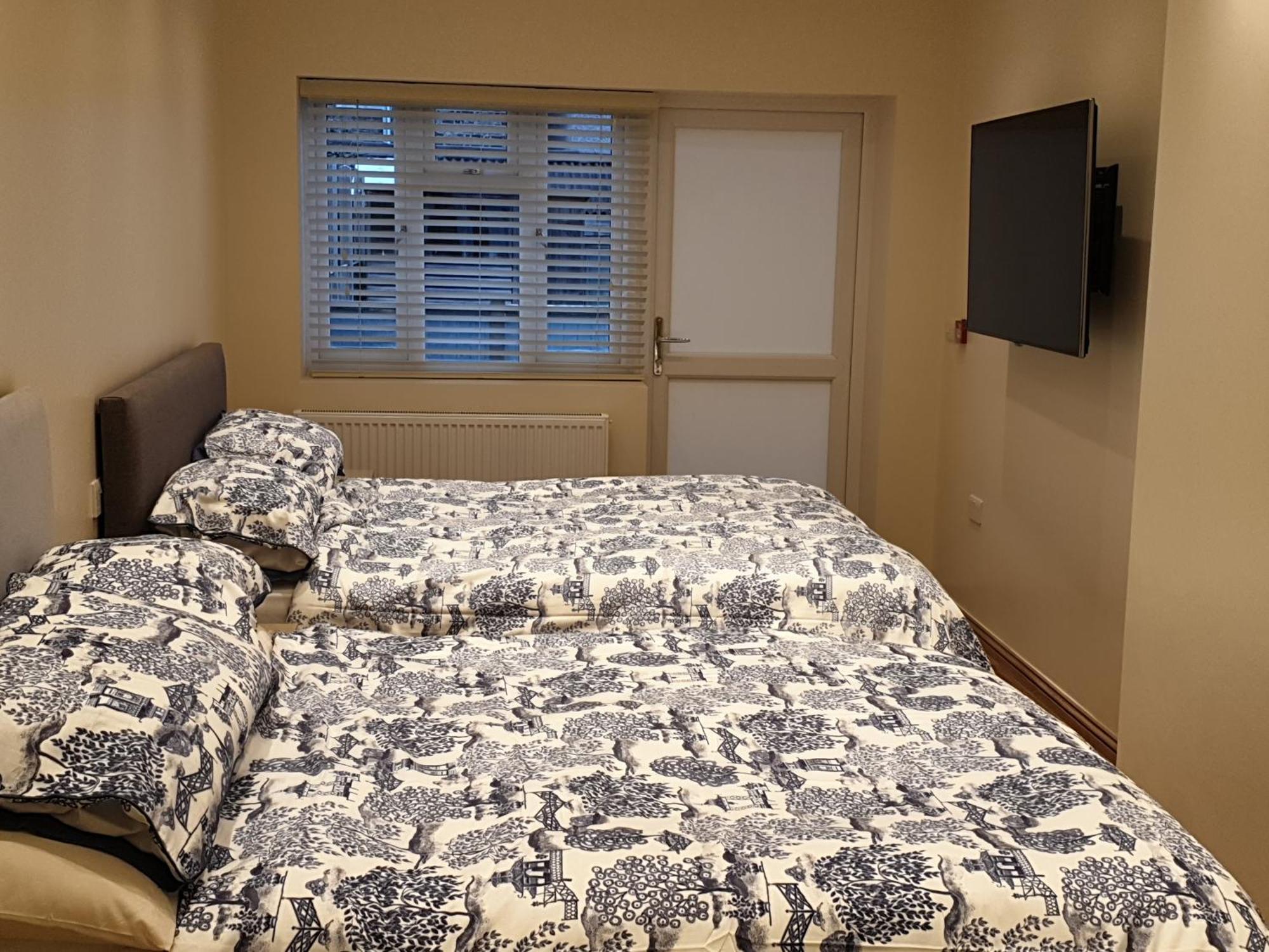 London Luxury Apartments 3 Bedroom Sleeps 8 With 3 Bathrooms 4 Mins Walk To Tube Free Parking Ilford Eksteriør billede